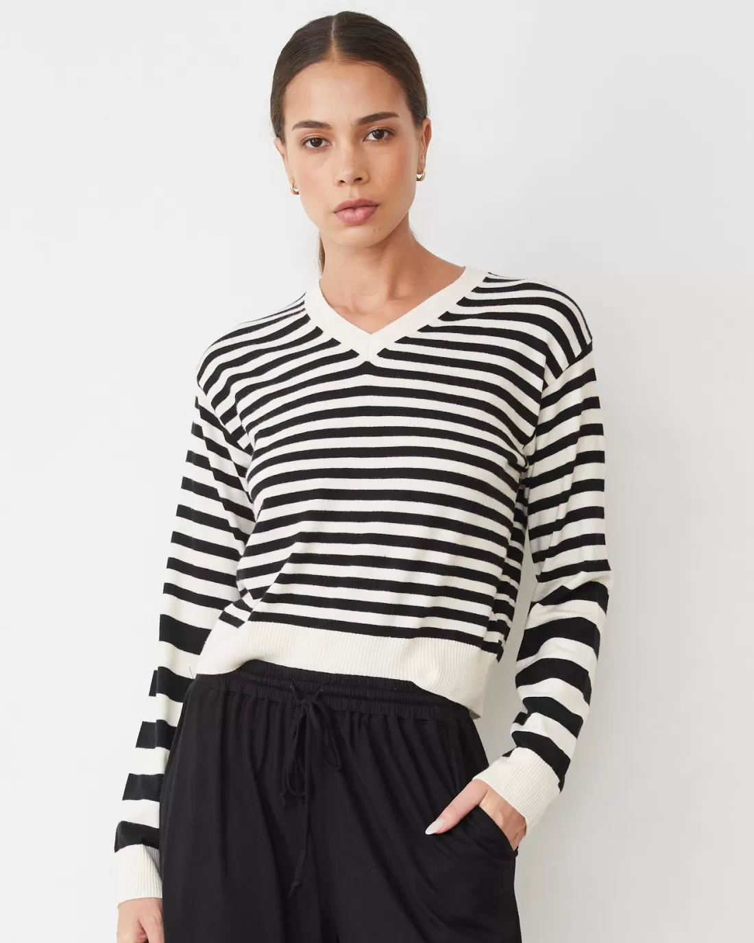 MONROW Soft Knit | Travel Essentials*Lightknit Stripe V Neck IVORY/BLACK