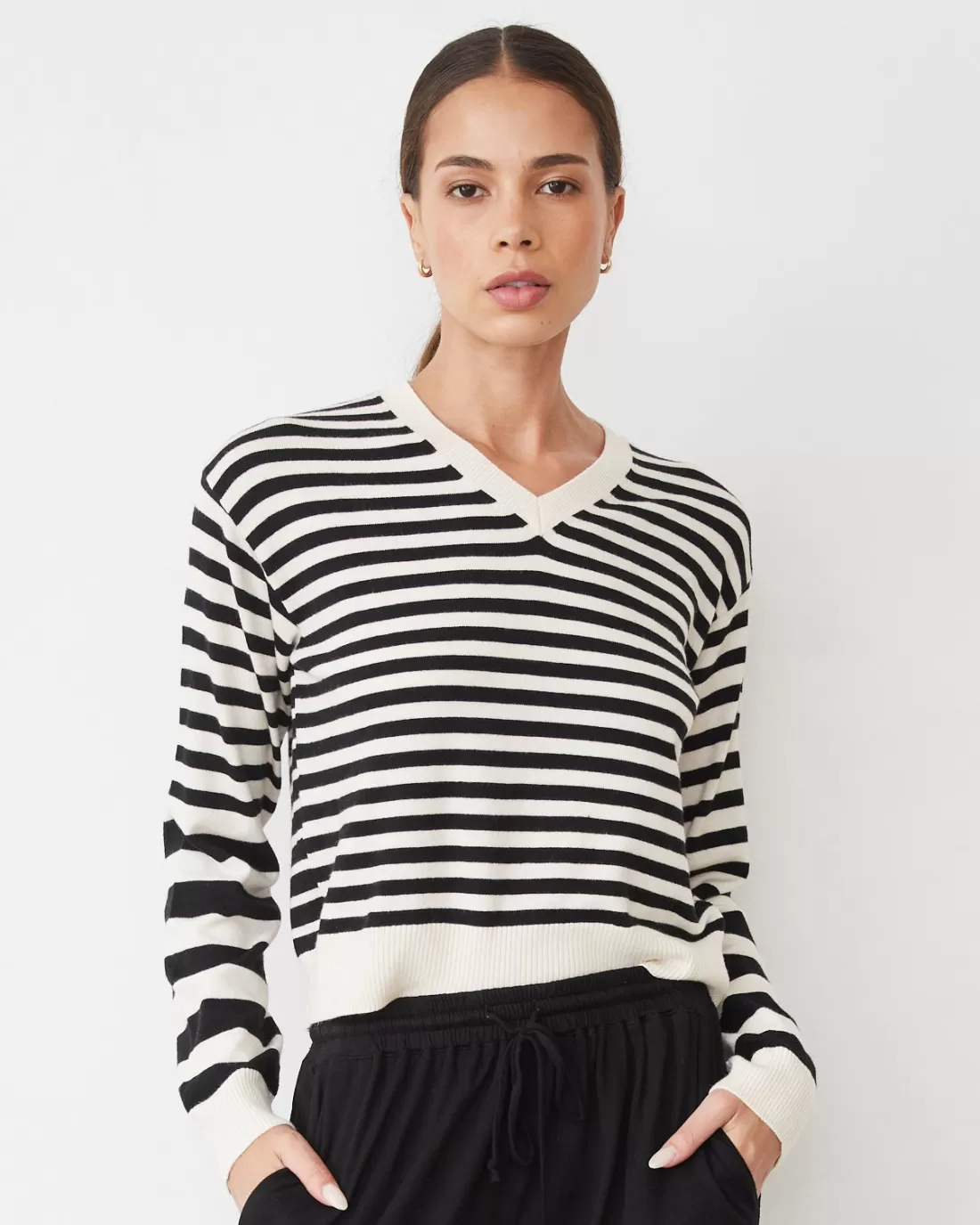 MONROW Soft Knit | Travel Essentials*Lightknit Stripe V Neck IVORY/BLACK